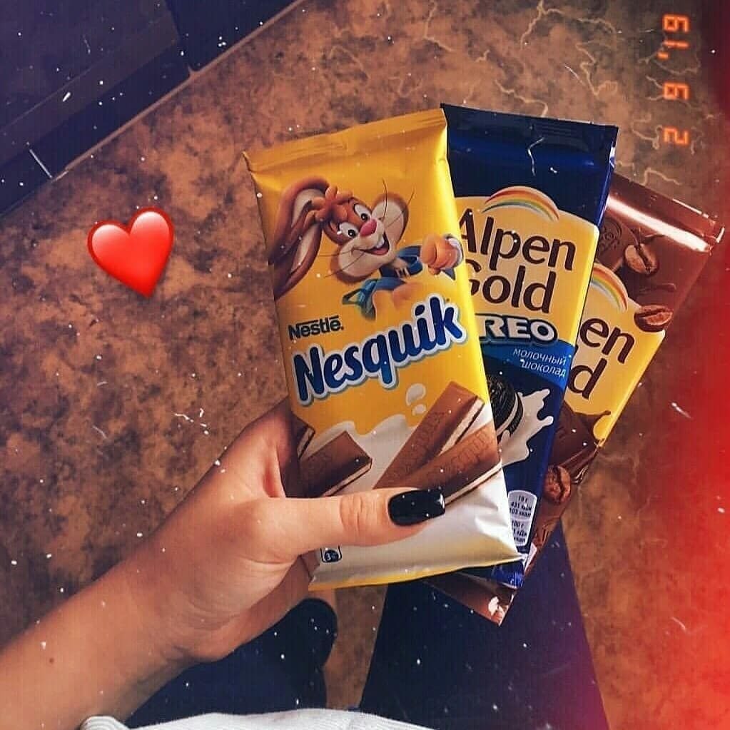 Шоколадки в руках у девушки
