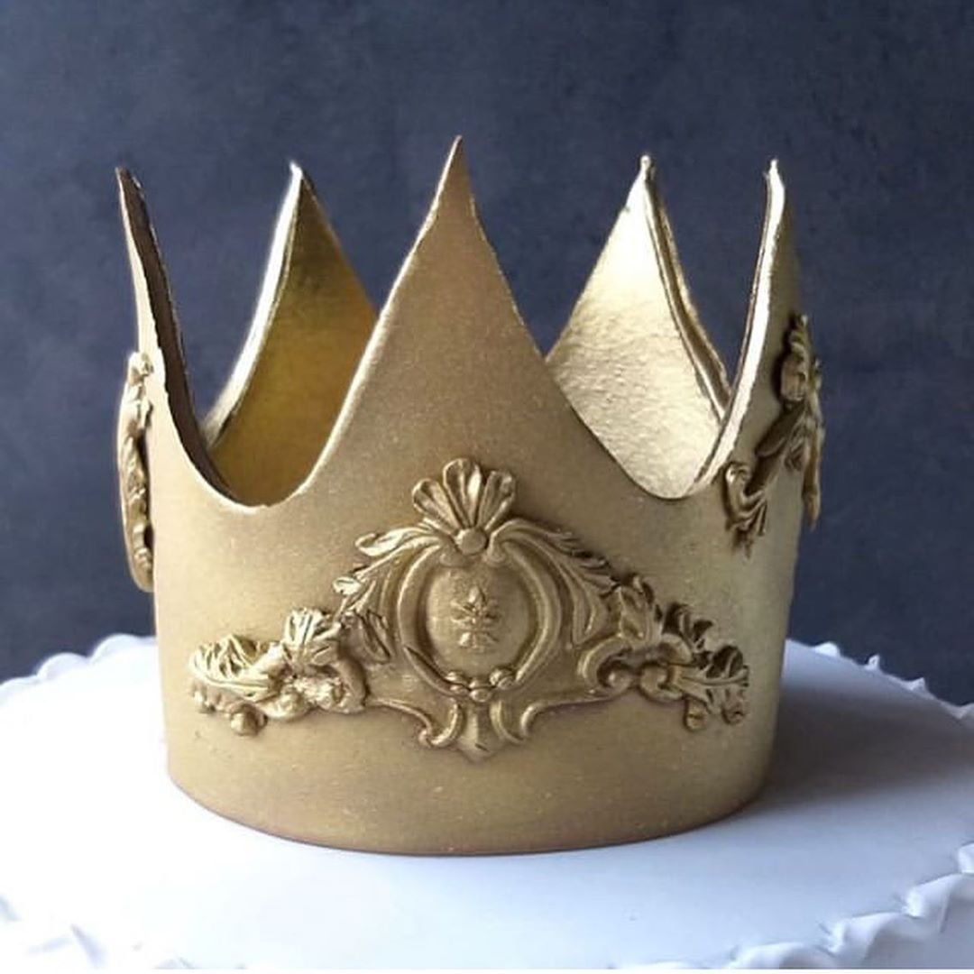 Золотая корона из мастики