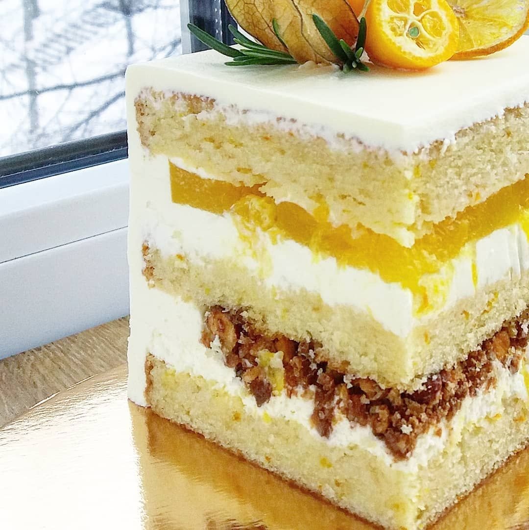 Шоколадный торт с бананом и карамелью