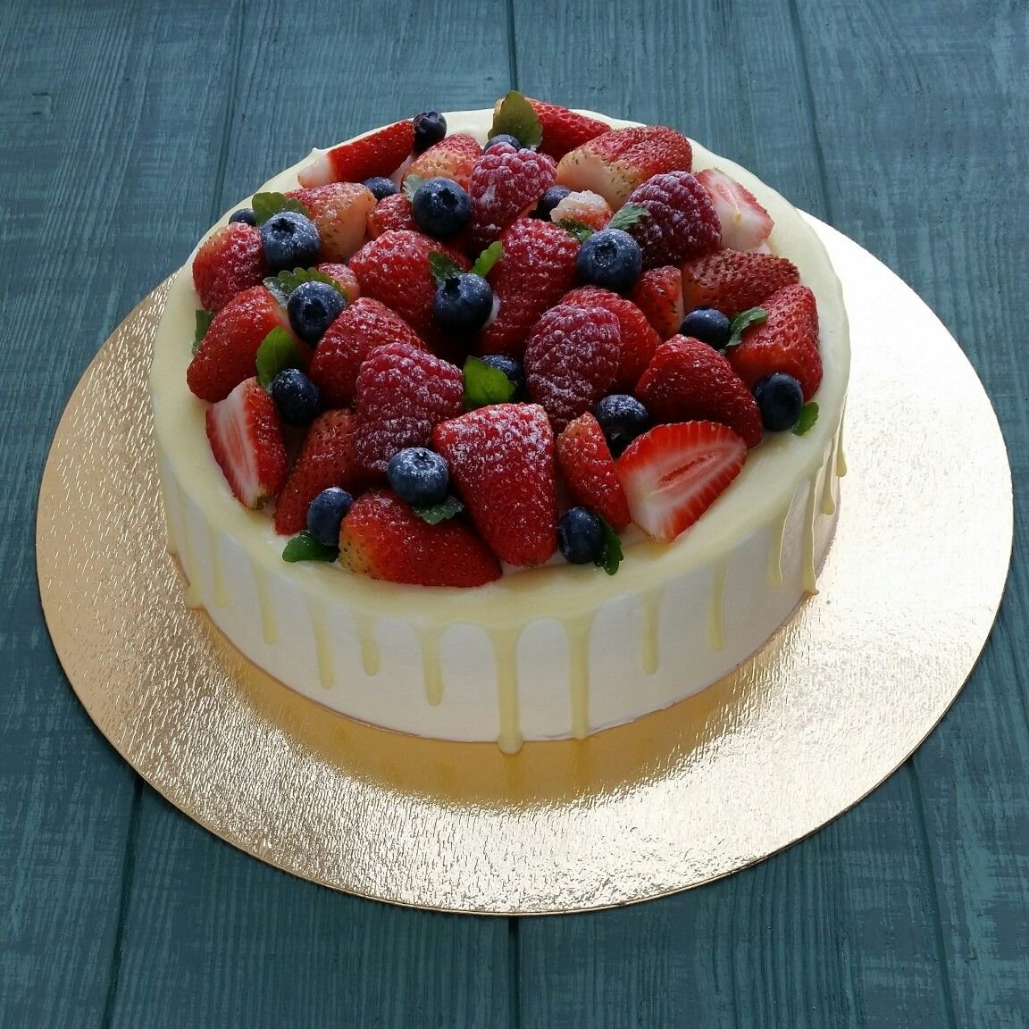Торт с макаронами и ягодами