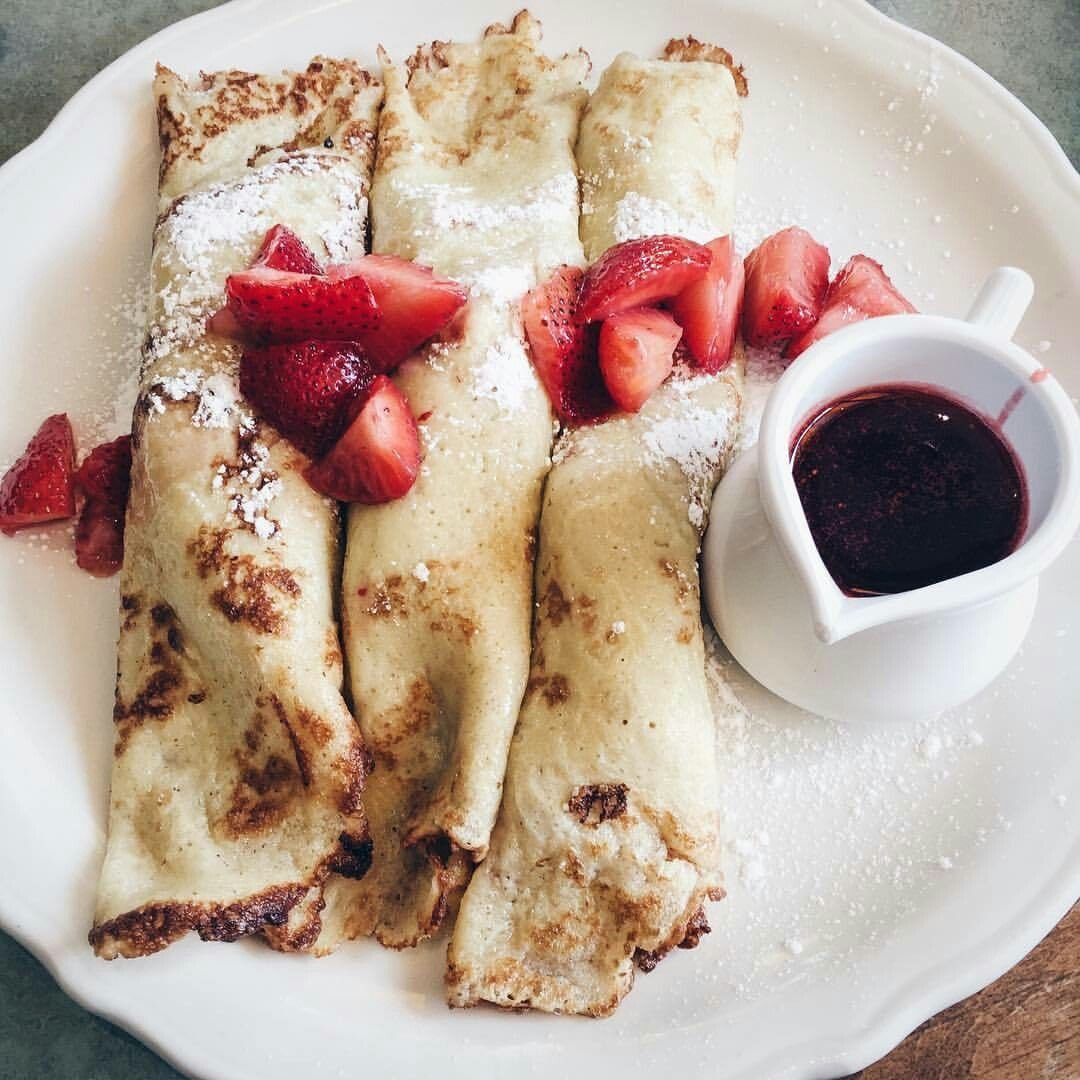 Вкусный завтрак с блинами
