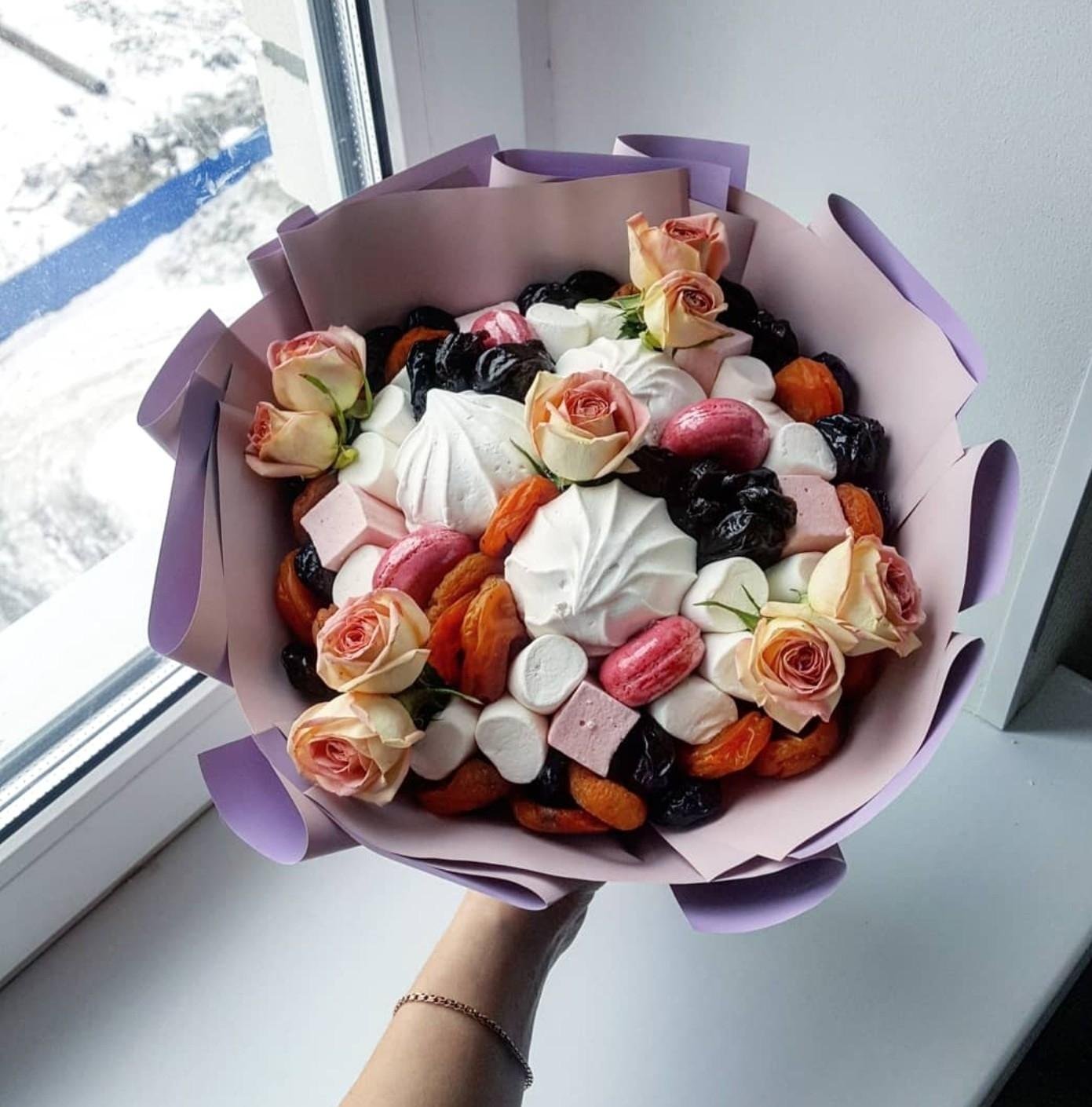 Букет цветов и сладости на столе
