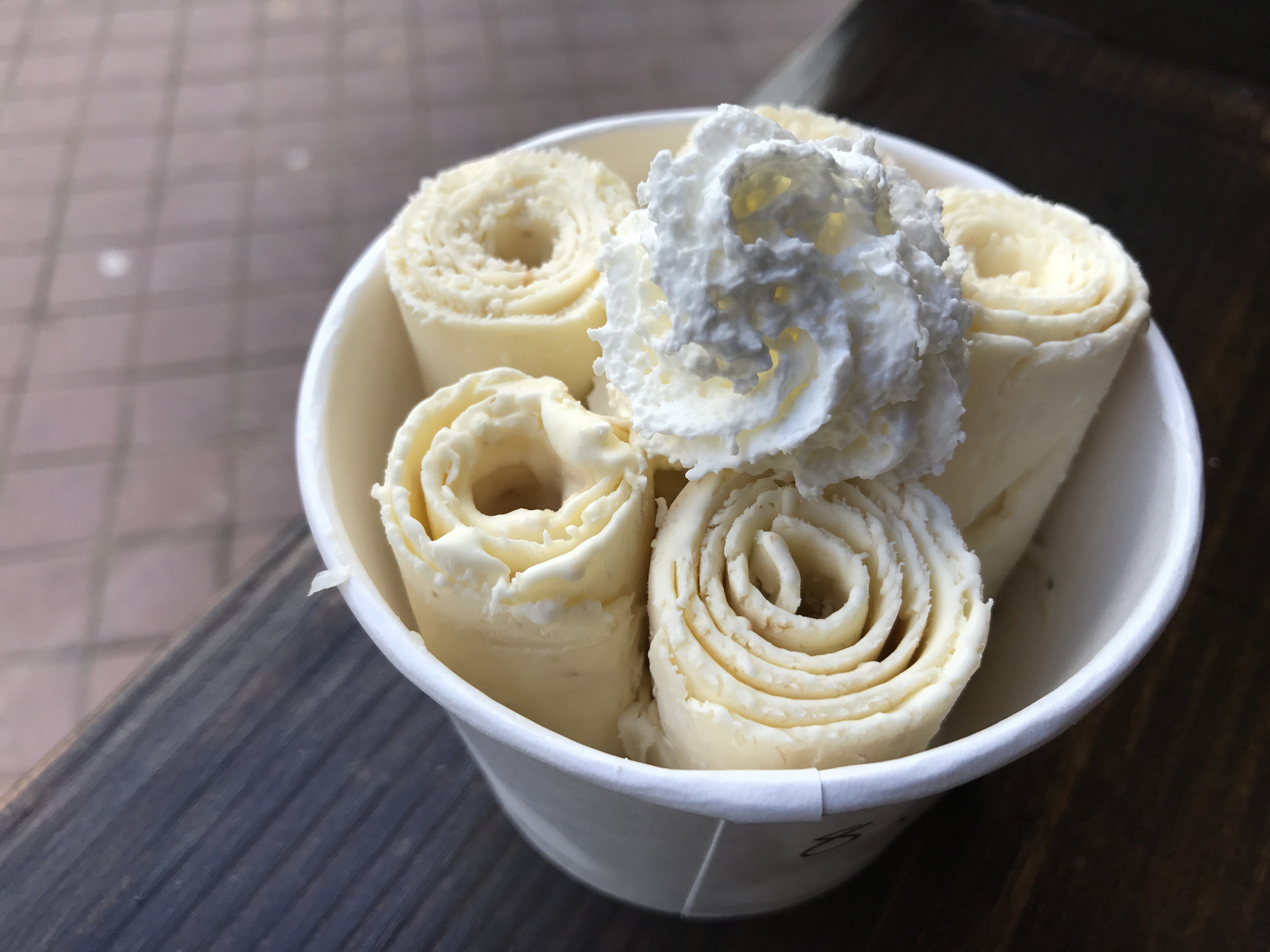 Cream rolls. Мороженое рулетиками. Ролл мороженое. Fried Ice Cream Roll. Роллы с кремом.