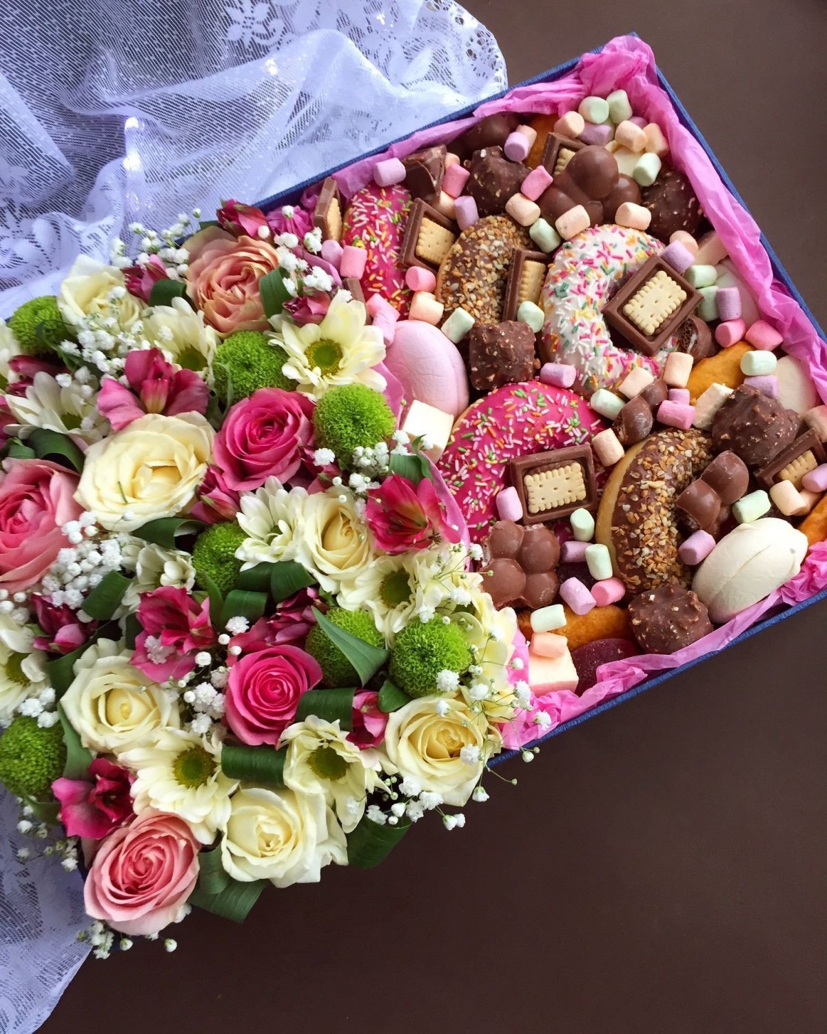 Цветы в коробке с макарунами