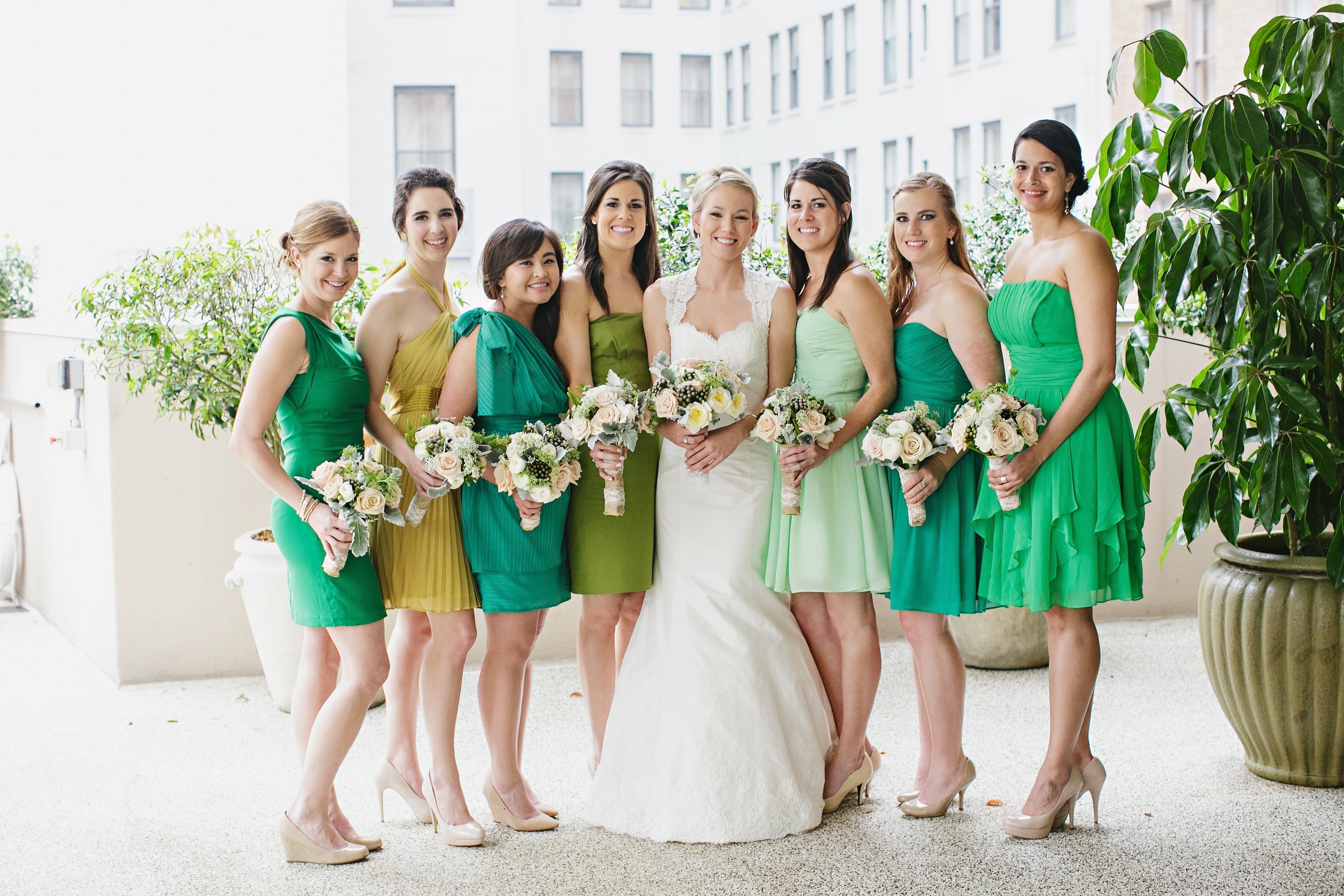 Цвет свадьбы фото. Изумрудные платья подружек невесты. Свадьба в зеленых тонах. Платье на свадьбу для гостей. Подружки невесты в зеленых платьях.