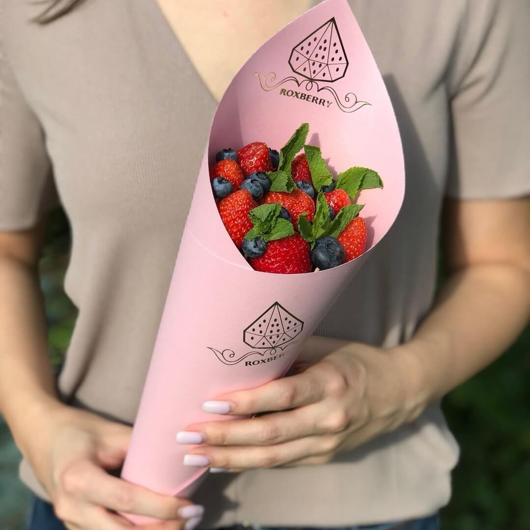 Клубника с хризантемами букет