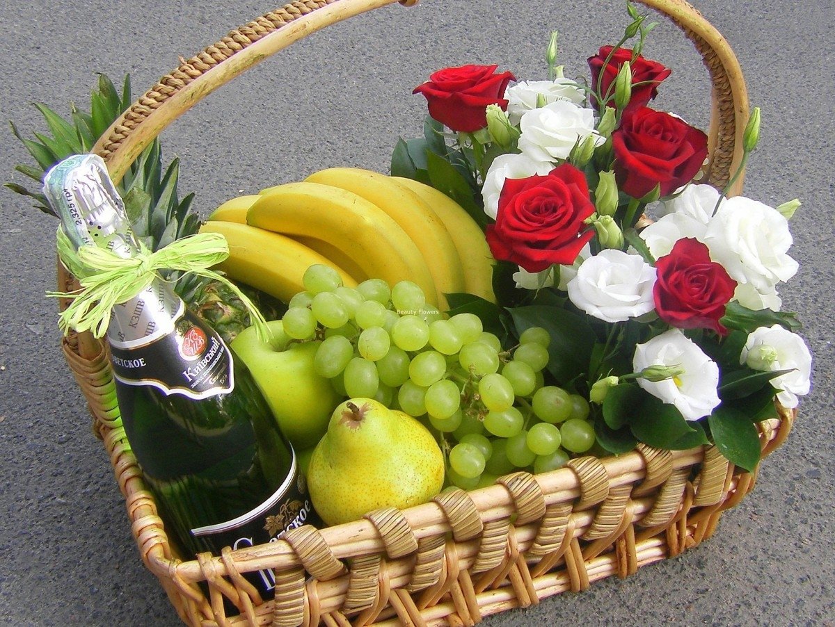 Корзина с фруктами и вином