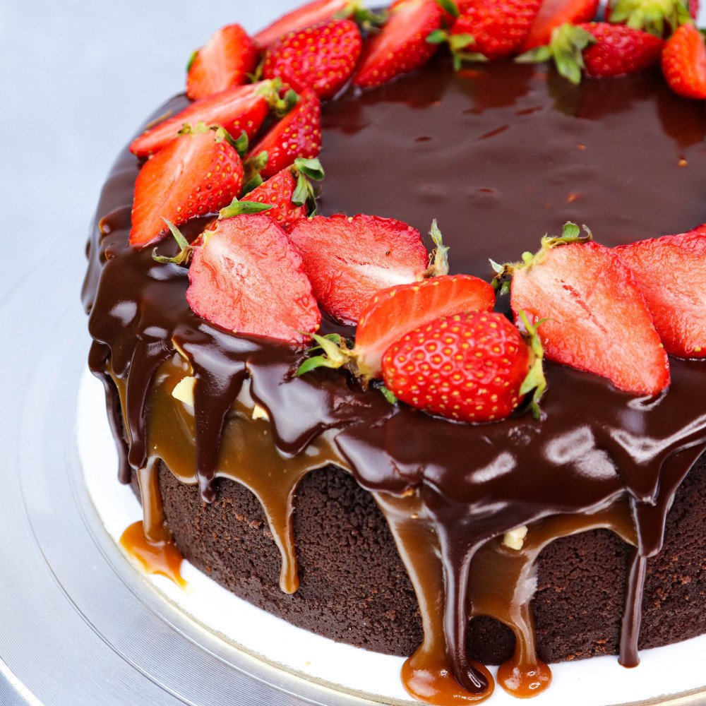 Шоколадный торт с клубникой с фото