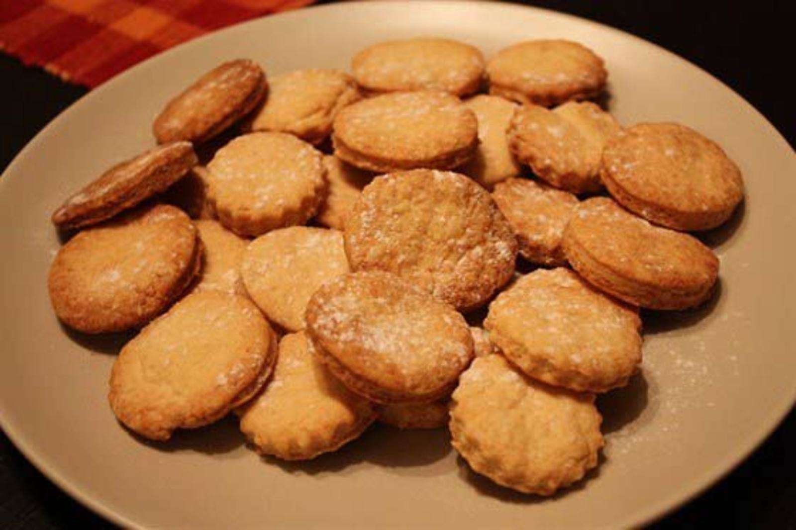 Песочные печенья простой рецепт. Печенье. Печенье «песочное». Печенье круглое песочное. Печенье мягкое домашнее.