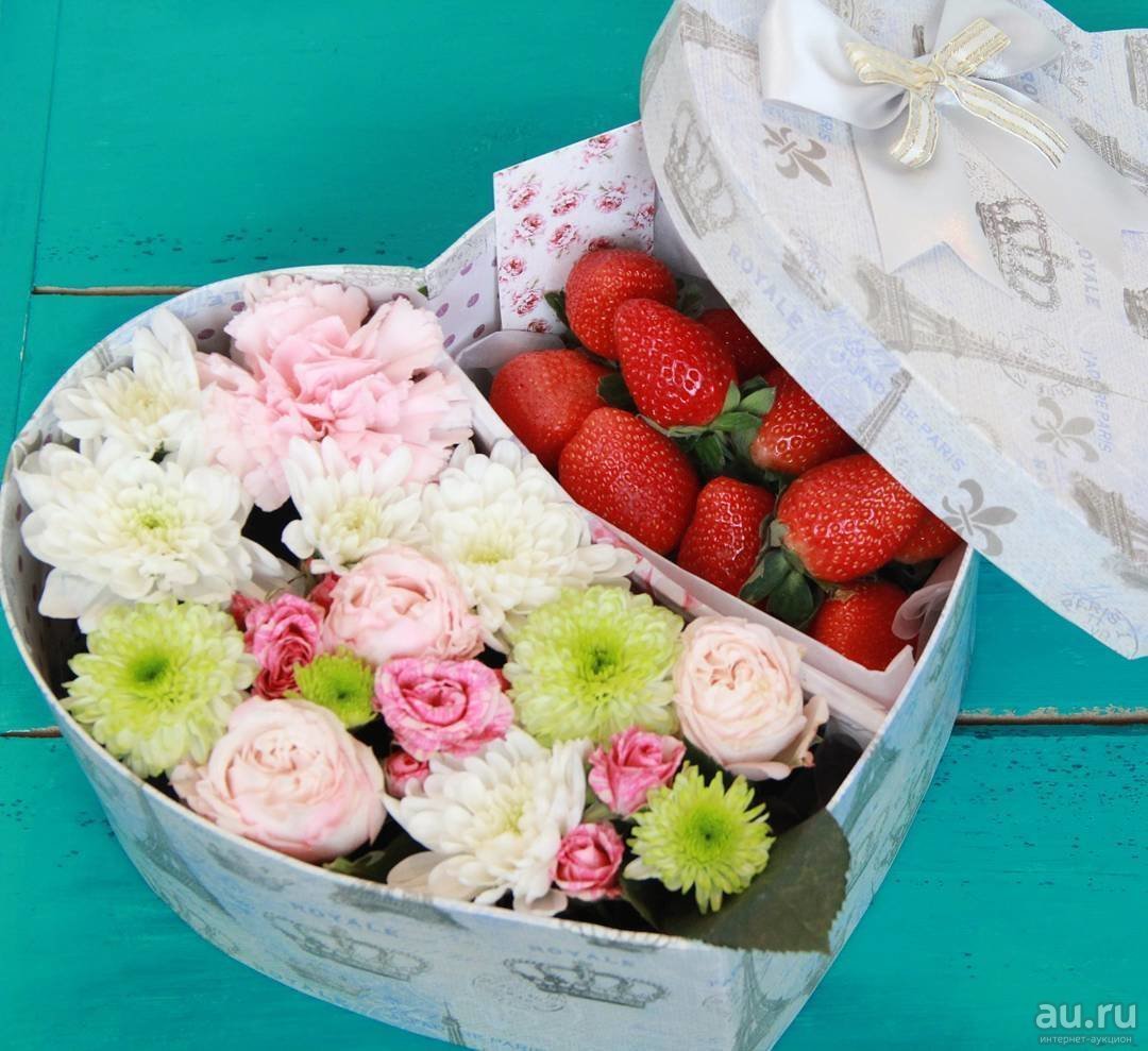 Коробочки с цветами и сладостями