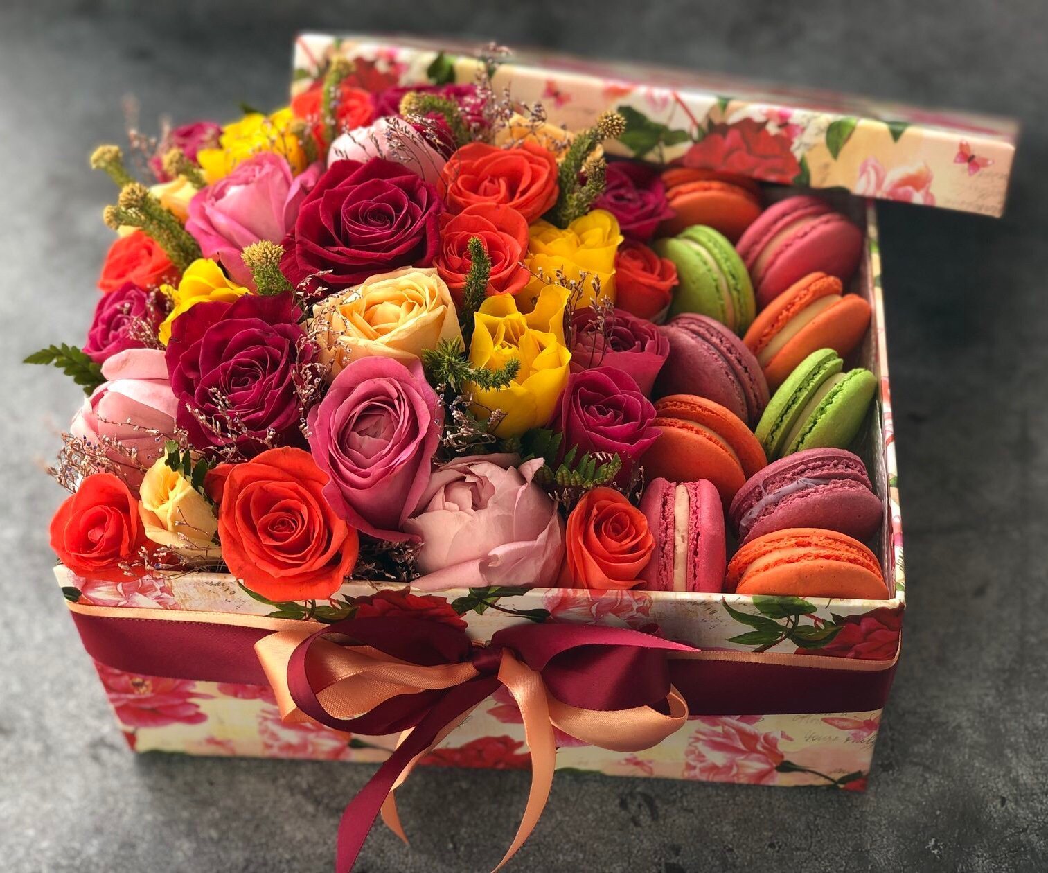 Красивый подарок женщине на день рождения. Цветы с конфетами. Красивый букет в подарок. Букет в коробке со сладостями. Коробка с цветами и конфетами.