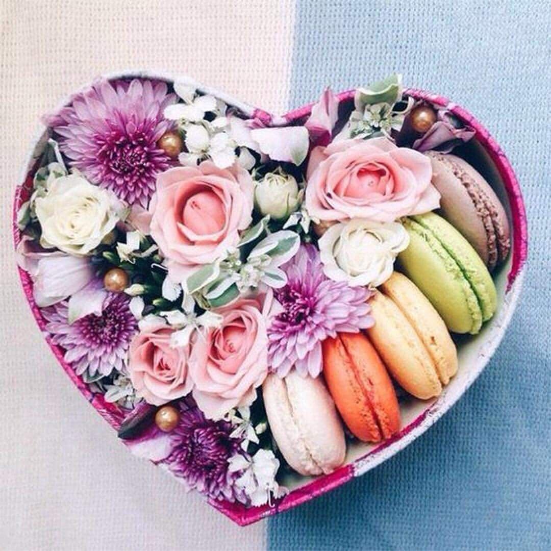 Коробки с цветами и макаронс