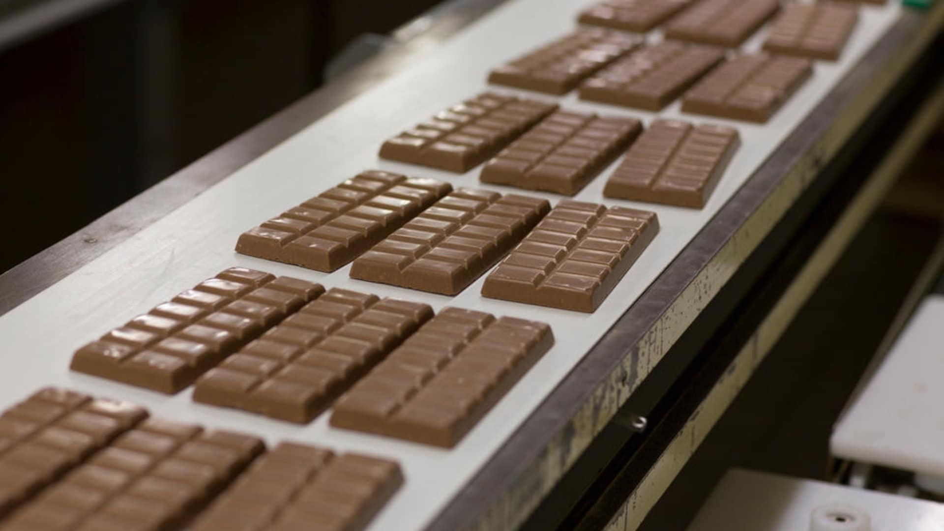 Маленькая шоколадная фабрика. Фабрика швейцарского шоколада в Швейцарии. Шоколад алпросе Швейцария. Швейцарский молочный шоколад. Швейцарские производители шоколада.