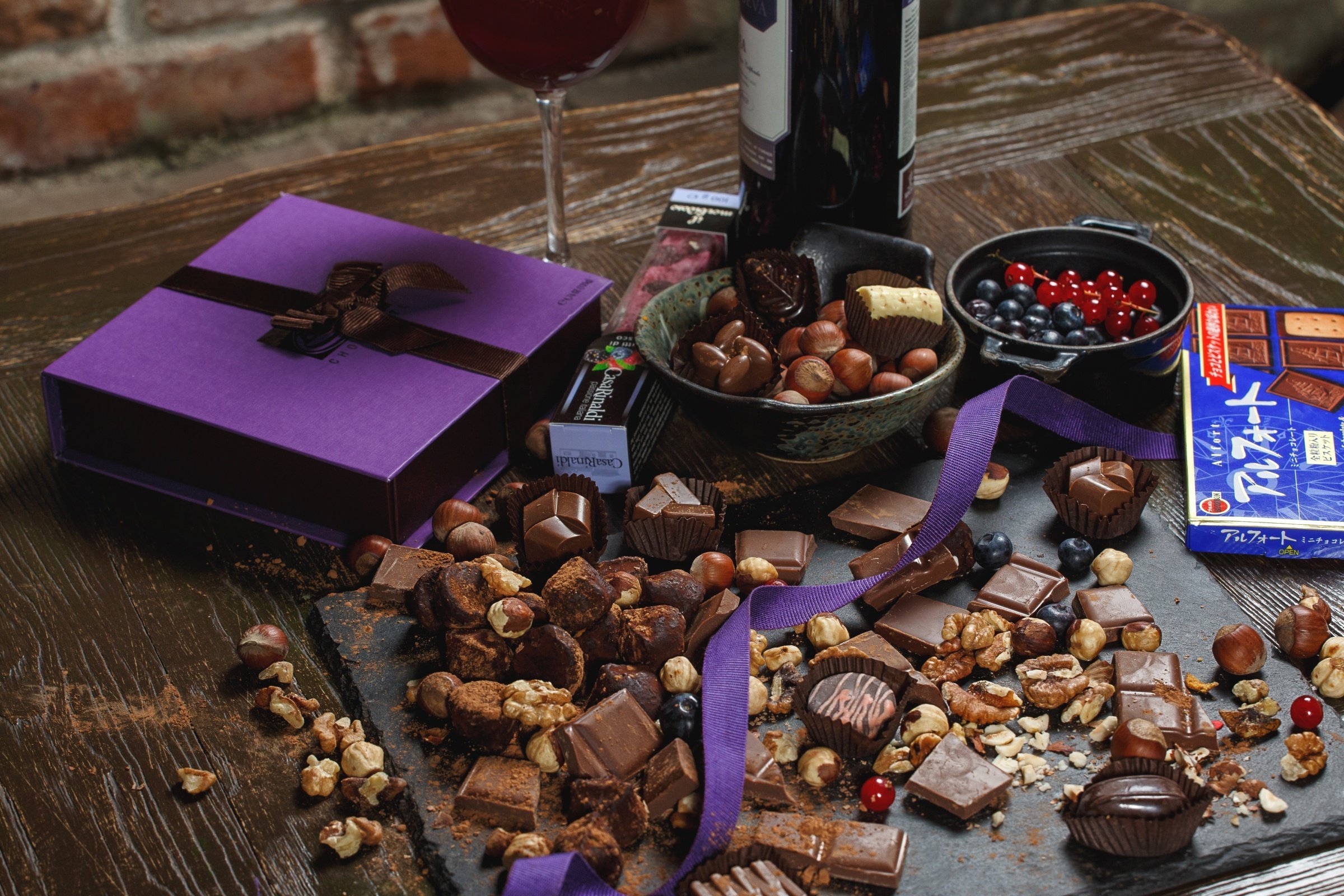 Шоколад столе. Шоколадные конфеты. Конфеты шоколад. Конфеты на столе. Вино и конфеты.