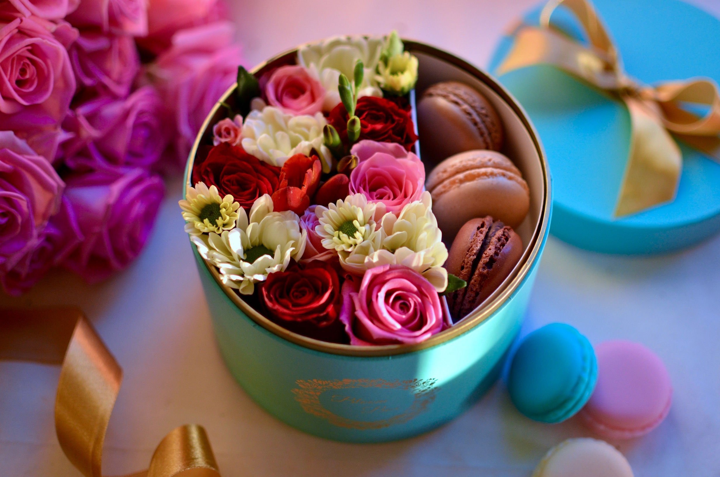 Цветы и шоколадка. Цветы в подарок. Цветы с конфетами. Цветы в коробке. Коробка с цветами и конфетами.