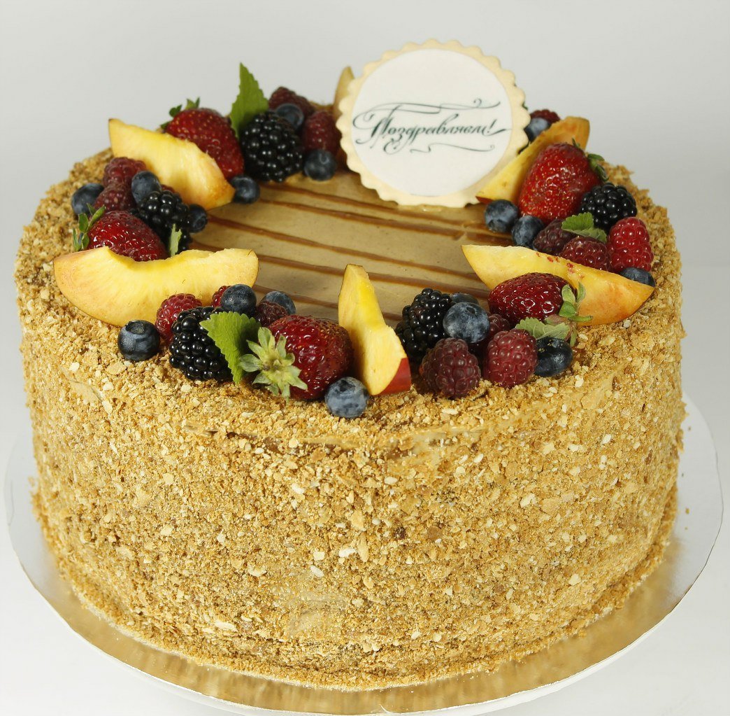 Украшение медовика фруктами