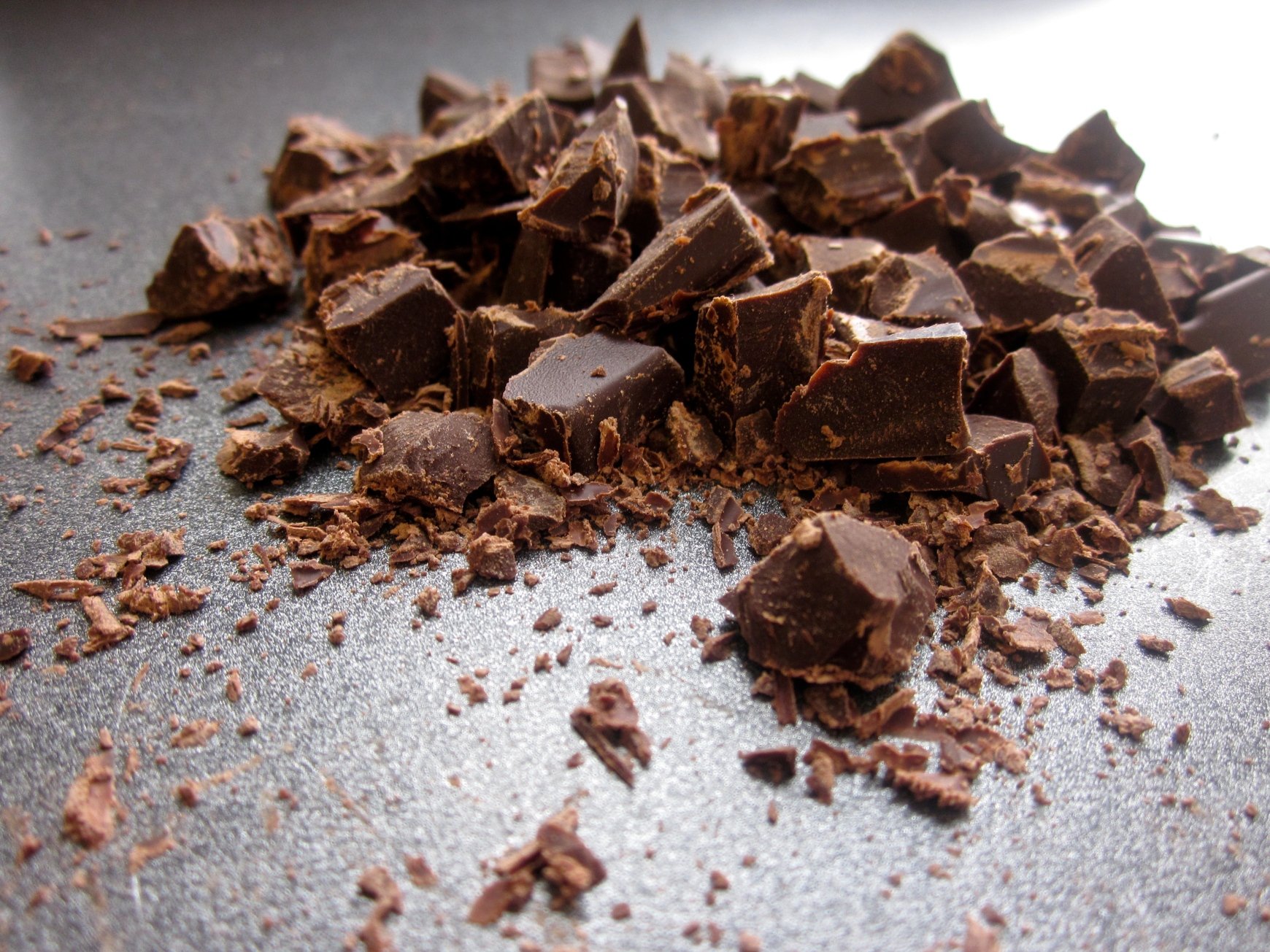 Дробленый шоколад. Шоколад. Кусковой шоколад. Шоколадные куски. Кусок шоколада.