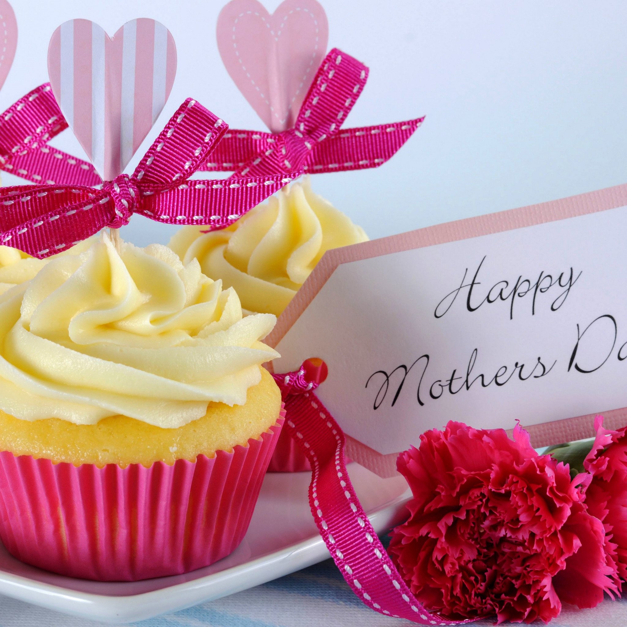 Кекс с мамой. Что можно подарить маме на день матери тортик. День матери подарок ВК. Что можно подарить на день матери цветы с разными кремами.