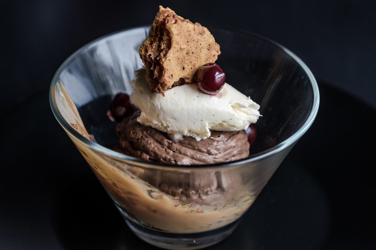 Сандей Frrrozen Haute Chocolate Ice Cream