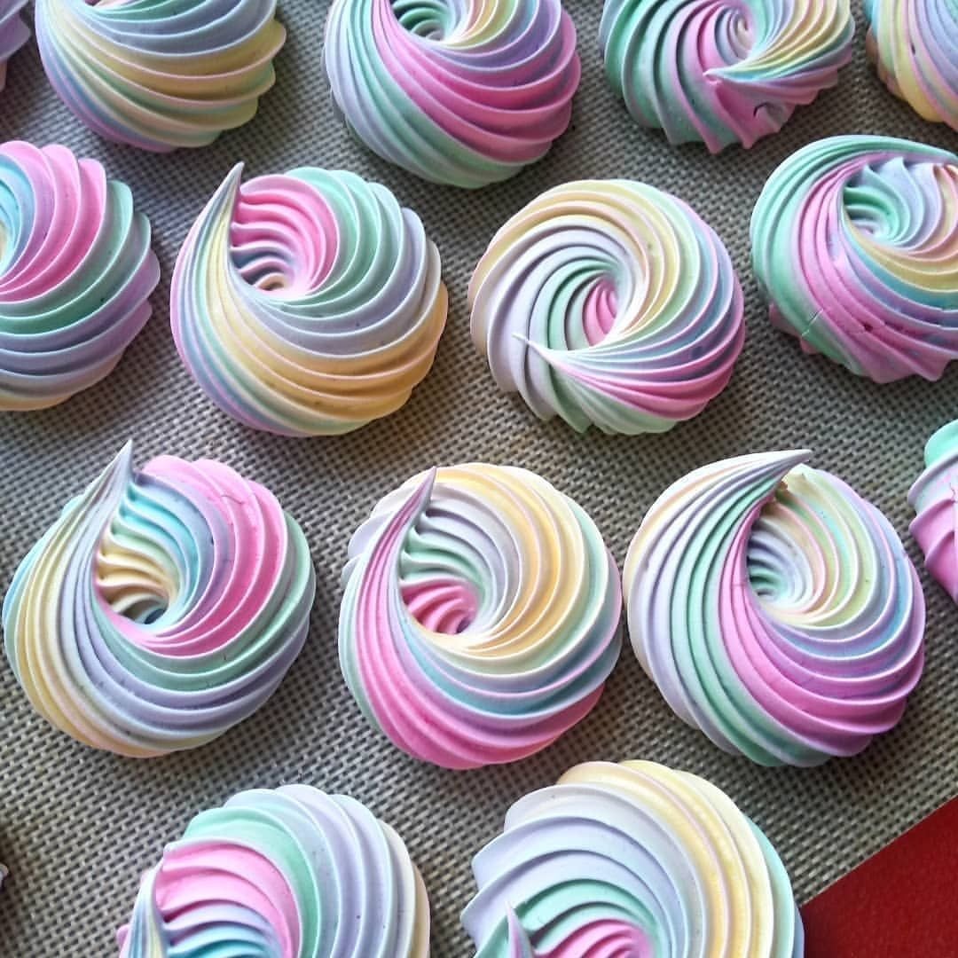 Пирожное разноцветные слои