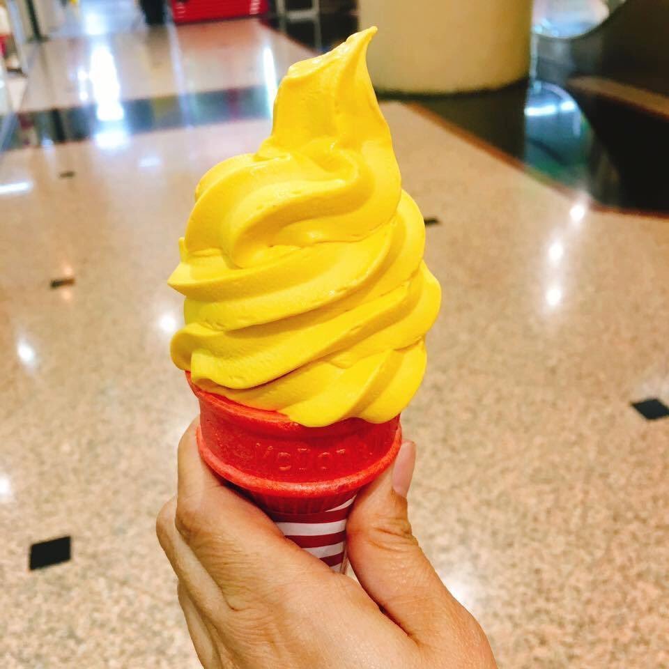 Мороженое из макдональдс на фоне руля