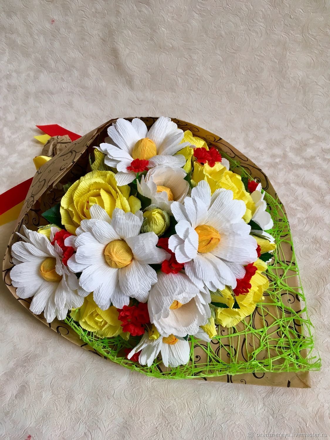 Букет из ромашек из конфет