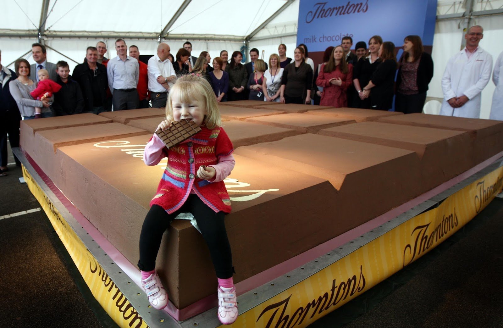 Шоколад бол. Самый большой шоколад в мире рекорд Гиннесса. Самая тяжелая плитка шоколада в мире. Самая большая плитка шоколада Thorntons. Самая большая шоколадная плитка в мире.