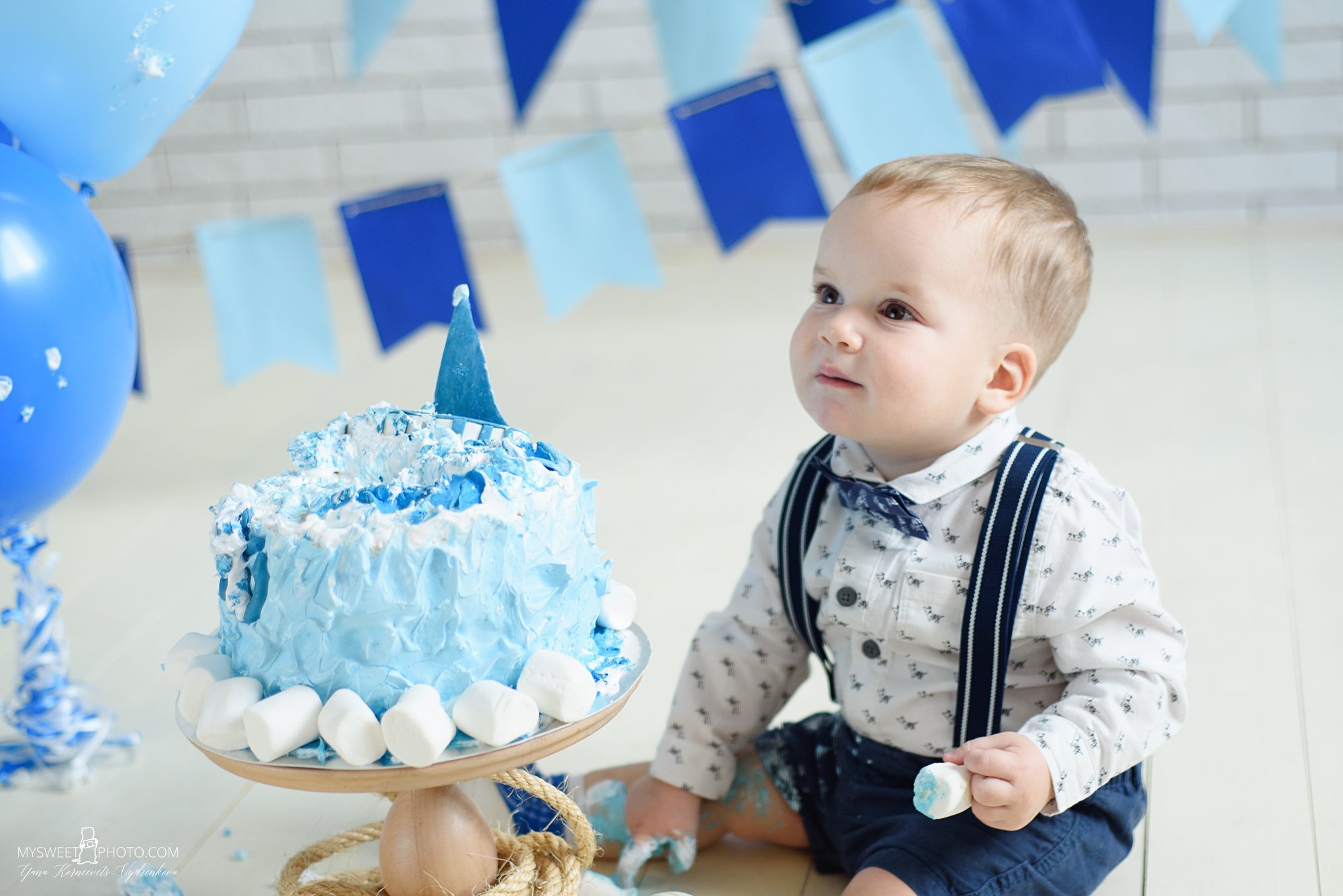 Год сына сценарий. Крушение тортика на годик. Торт на 1 годик мальчику. Торт ребёнку на 1 год для мальчика. Торт для фотосессии на 1 год.