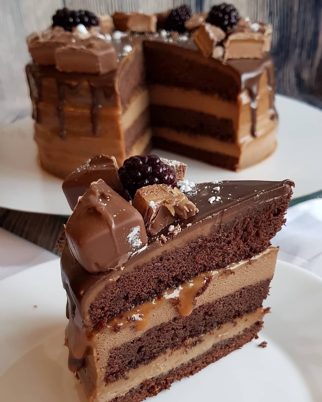 Шоколадный торт с орехами