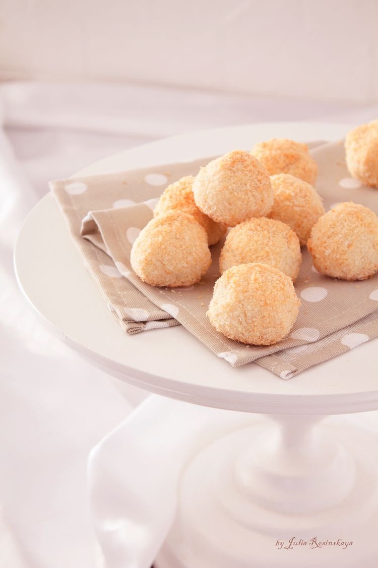 Коржик с кокосовой стружкой