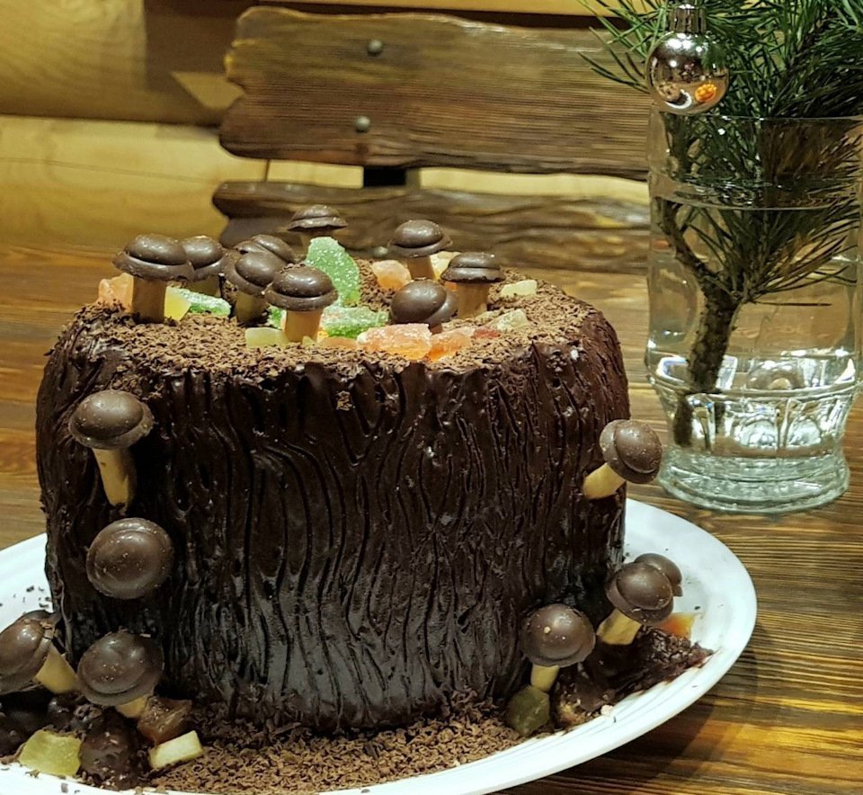 Торт с пень с бабочками