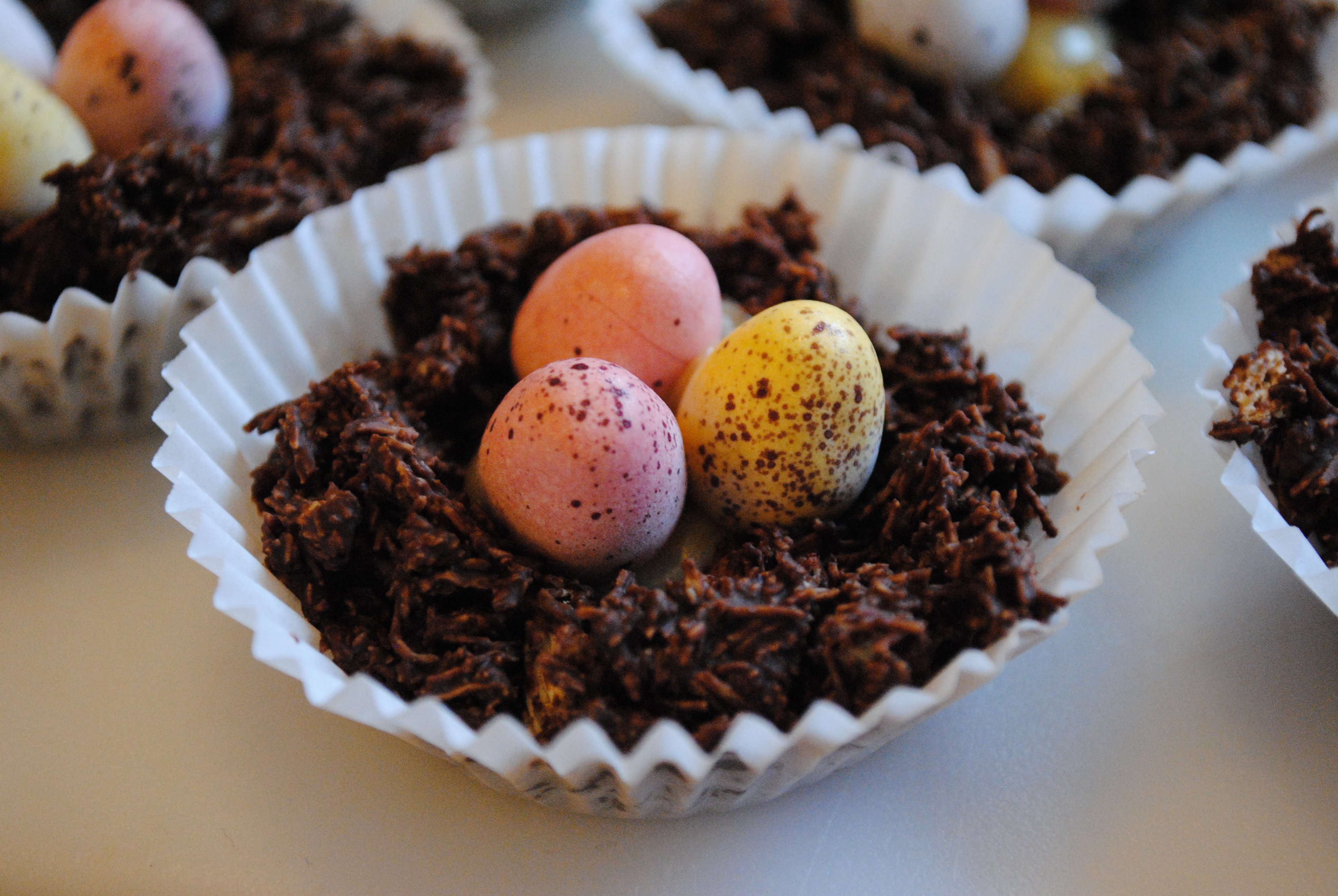 Гнездо из шоколада. Шоколадные гнезда на Пасху. Гнезда на Пасху из шоколада. Шекаладные гнёзда на Пасху.
