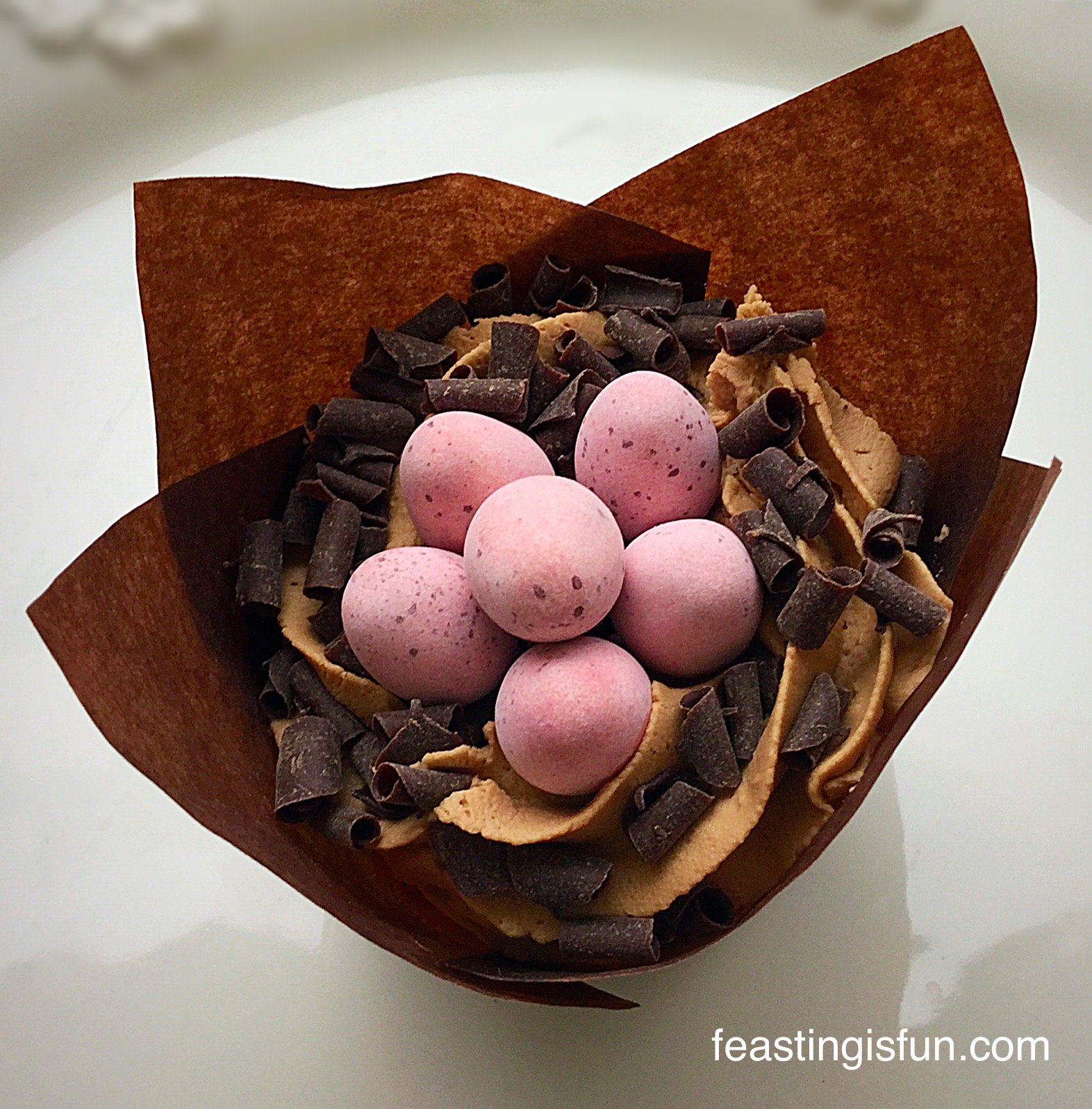 Гнездо из шоколада. Шоколадное гнездо. Необычные изделия из шоколада. Шоколадные гнезда из шоколада.
