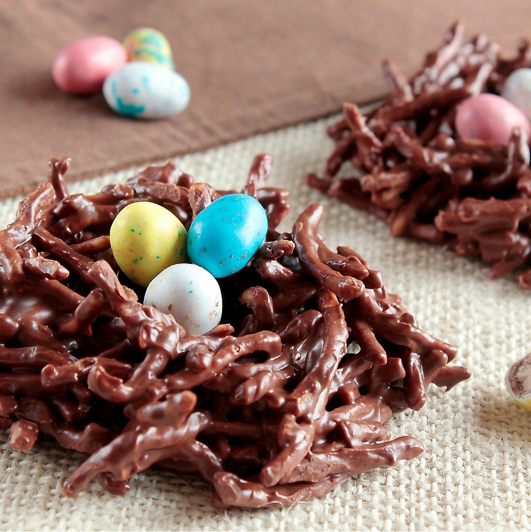Гнездо из шоколада. Гнезда на Пасху из шоколада. Гнездышко из шоколада. Гнезда из шоколадной стружки.