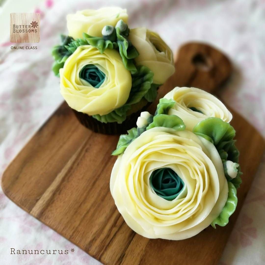 Торт с ранункулюсами