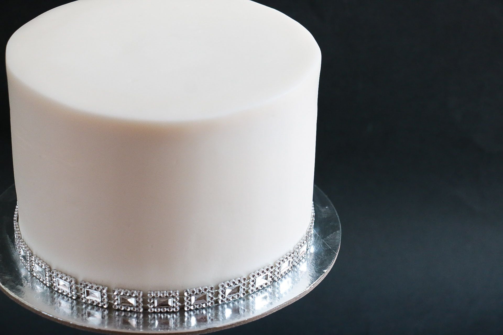 Большой круглый торт. Белый круглый торт. Торт белый гладкий. Белый торт основа. Основа торта.