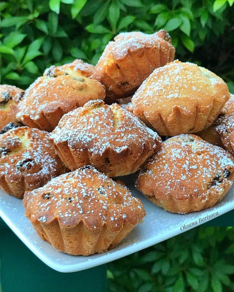 Кексы с изюмом в формочках