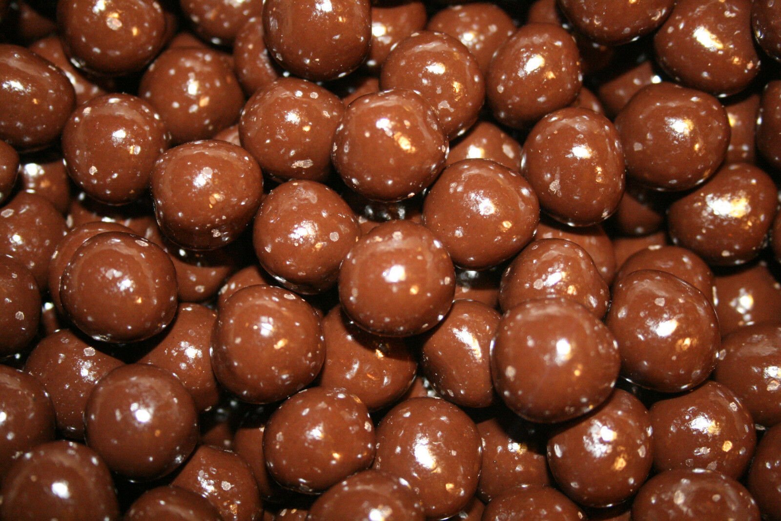 Вафельные драже. Hazelnuts шоколад. Драже в шоколаде. Шоколадные вафельные шарики. Вафельное драже в шоколаде.