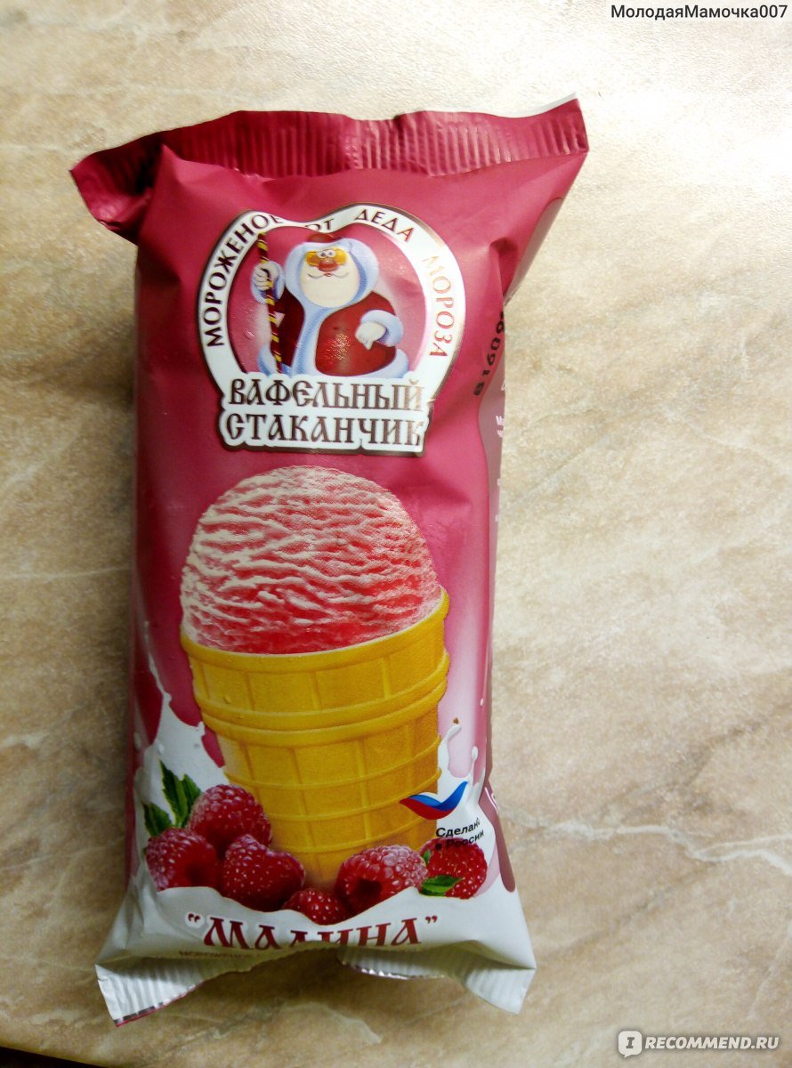 Фисташковое мороженое в пластиковом стаканчике