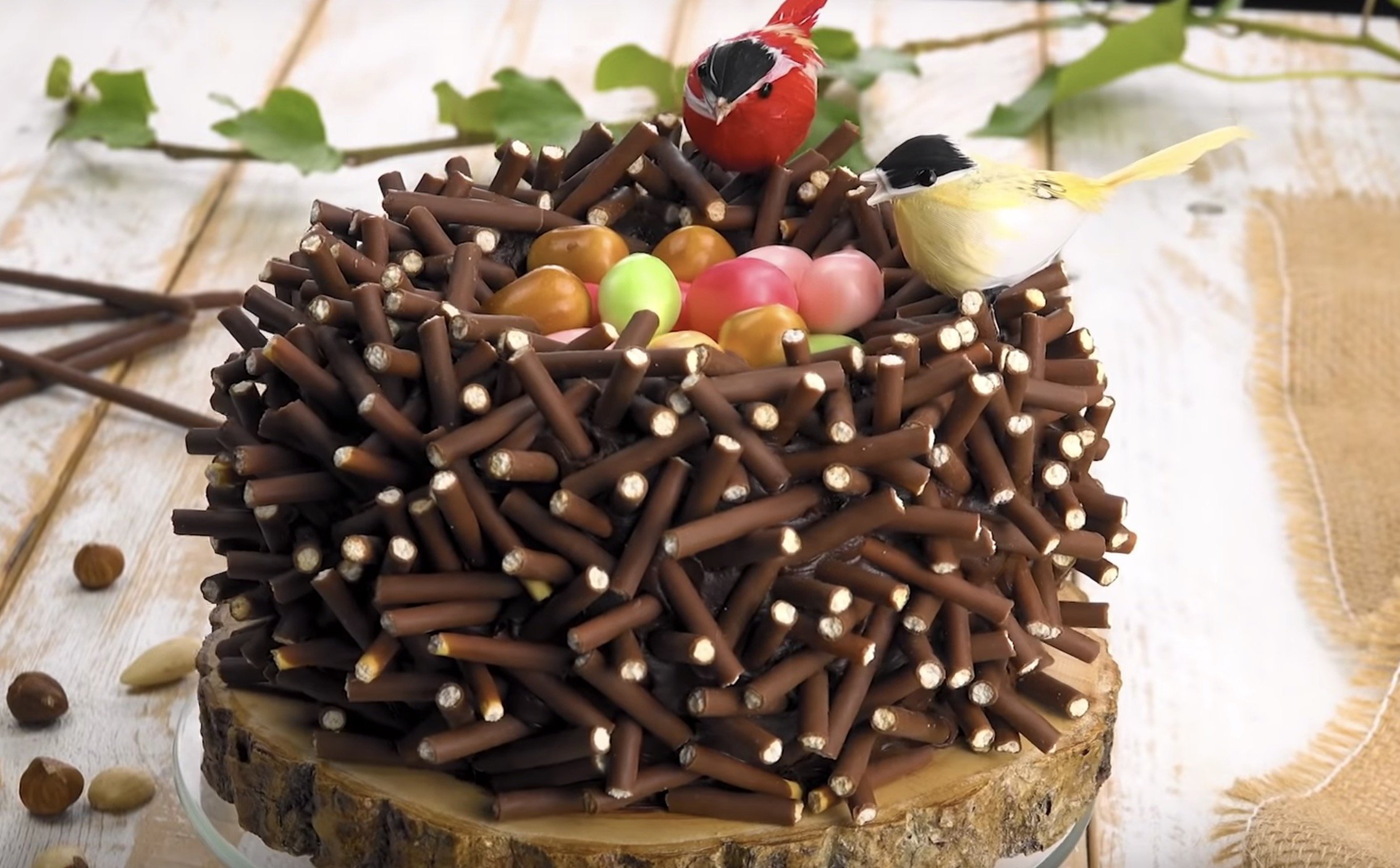 Гнездо из шоколада. Гнездо из шоколада на кулич. Торт гнездо. Пасхальные композиции из шоколада. Гнезда на Пасху из шоколада.