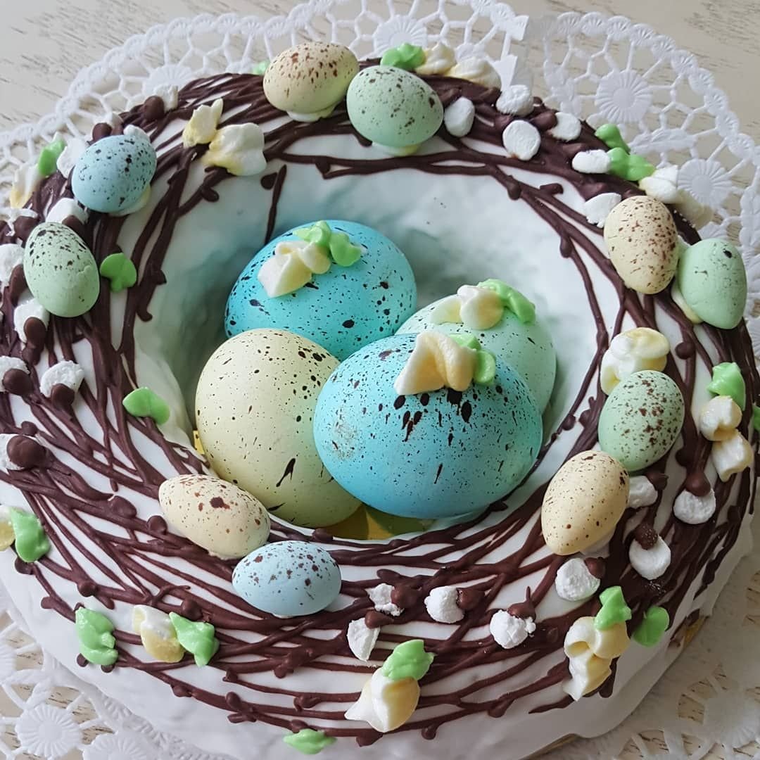 Гнездо из веток с пасхальными яйцами