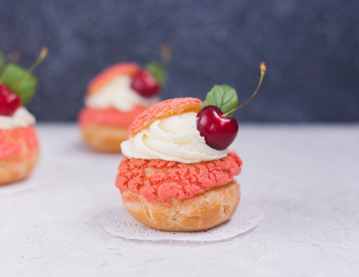 Пирожные Шу с клубникой