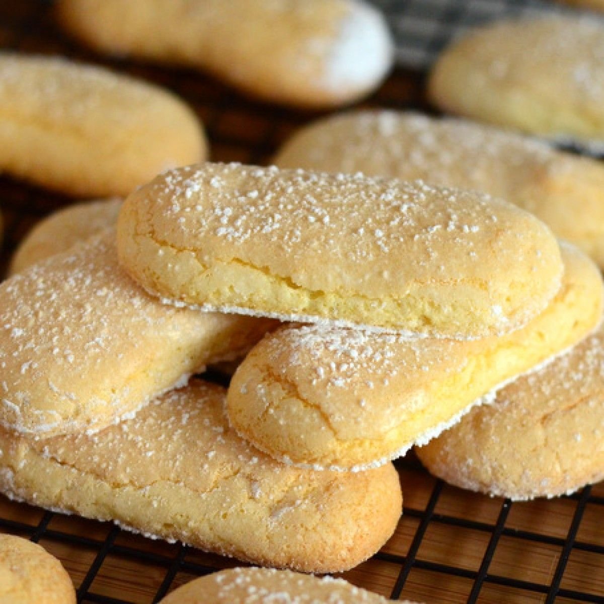 Домашнее печенье савоярди. Бисквитное печенье дамские пальчики. Бисквитное печенье савоярди. Печенье из бисквитного теста. Сухое бисквитное печенье.