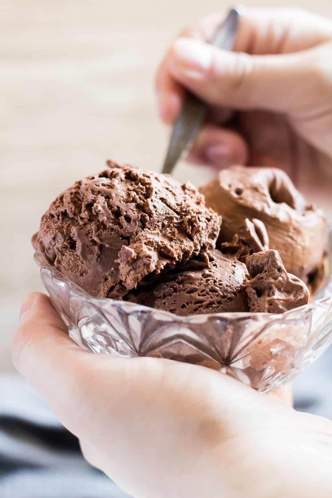 Шоколадное мороженое в ведерке