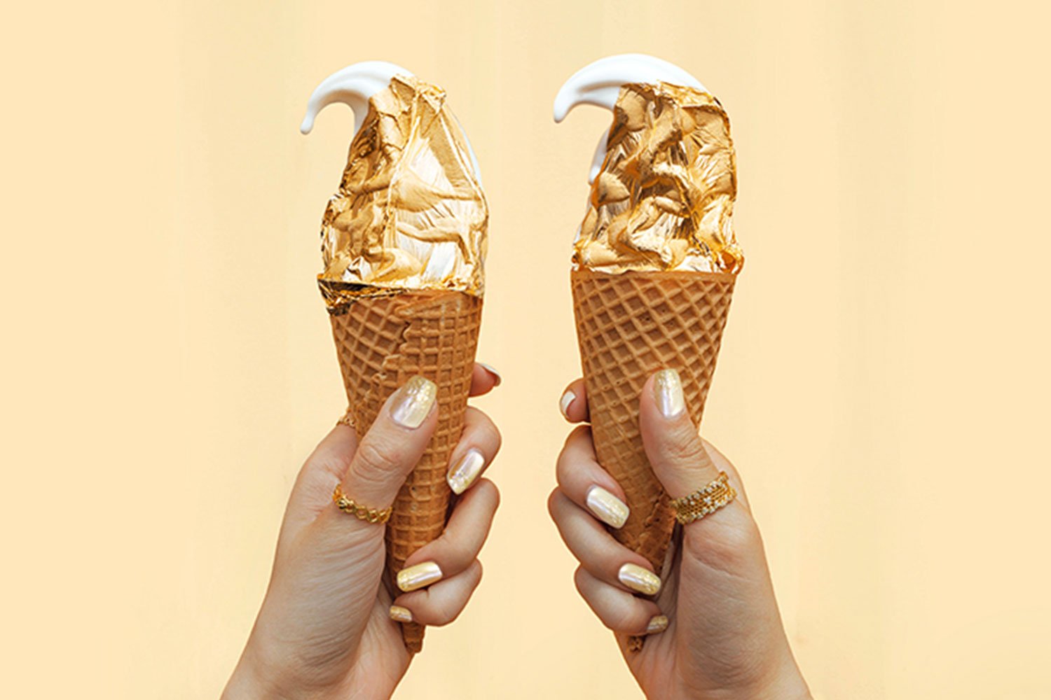 Ice gold. Айс Голд мороженое. Золотое мороженое. Мороженое рожок. Мороженое с золотом.