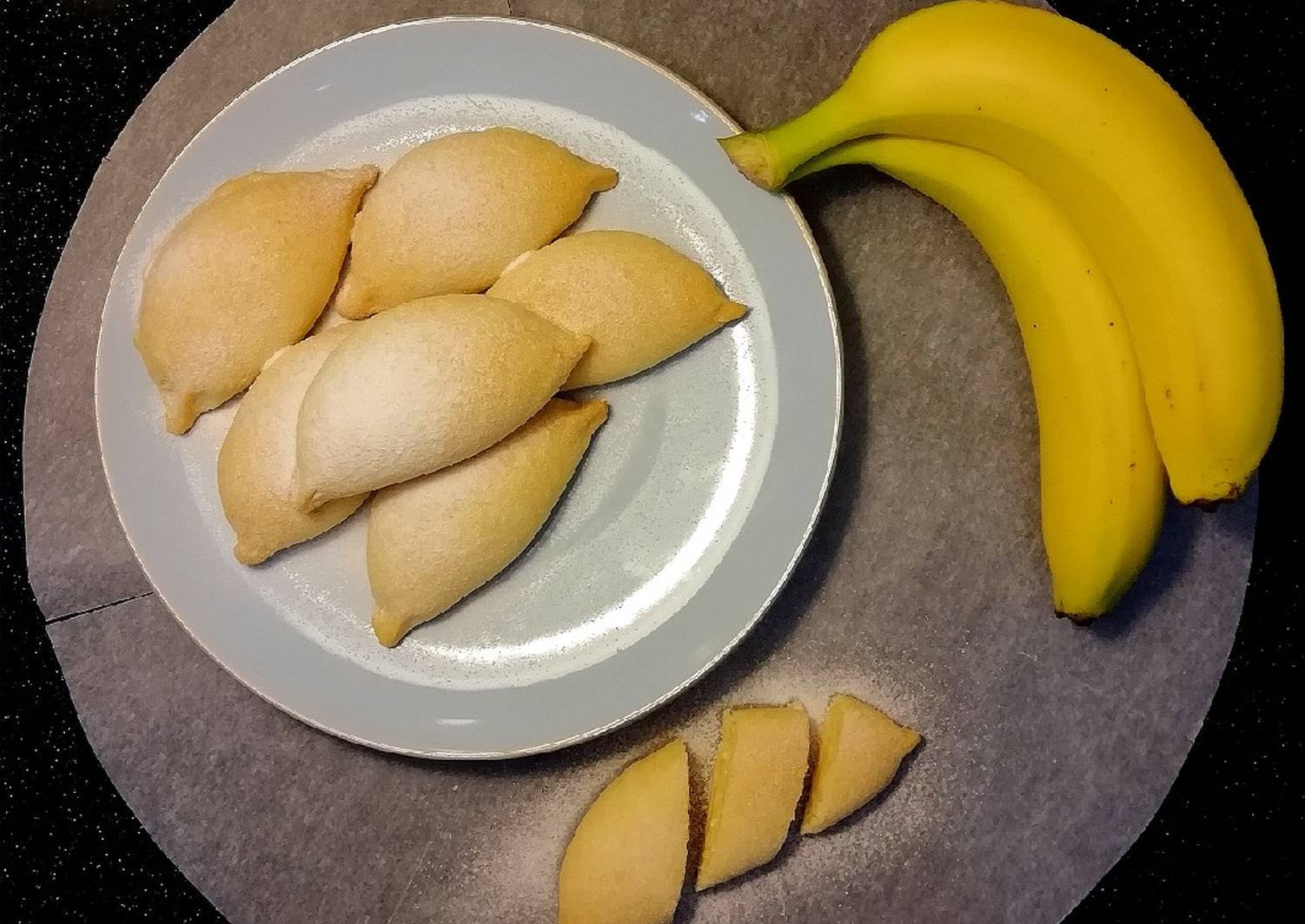 Что приготовить из творога и бананов. Печенье бананчики с творогом. Банан творожный. Печенье бананчики с бананом. Печенье в виде банана.