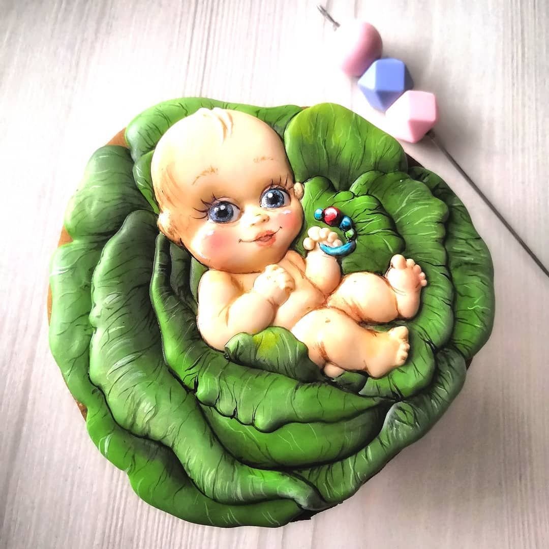 Фигурка аиста с младенцем на торт