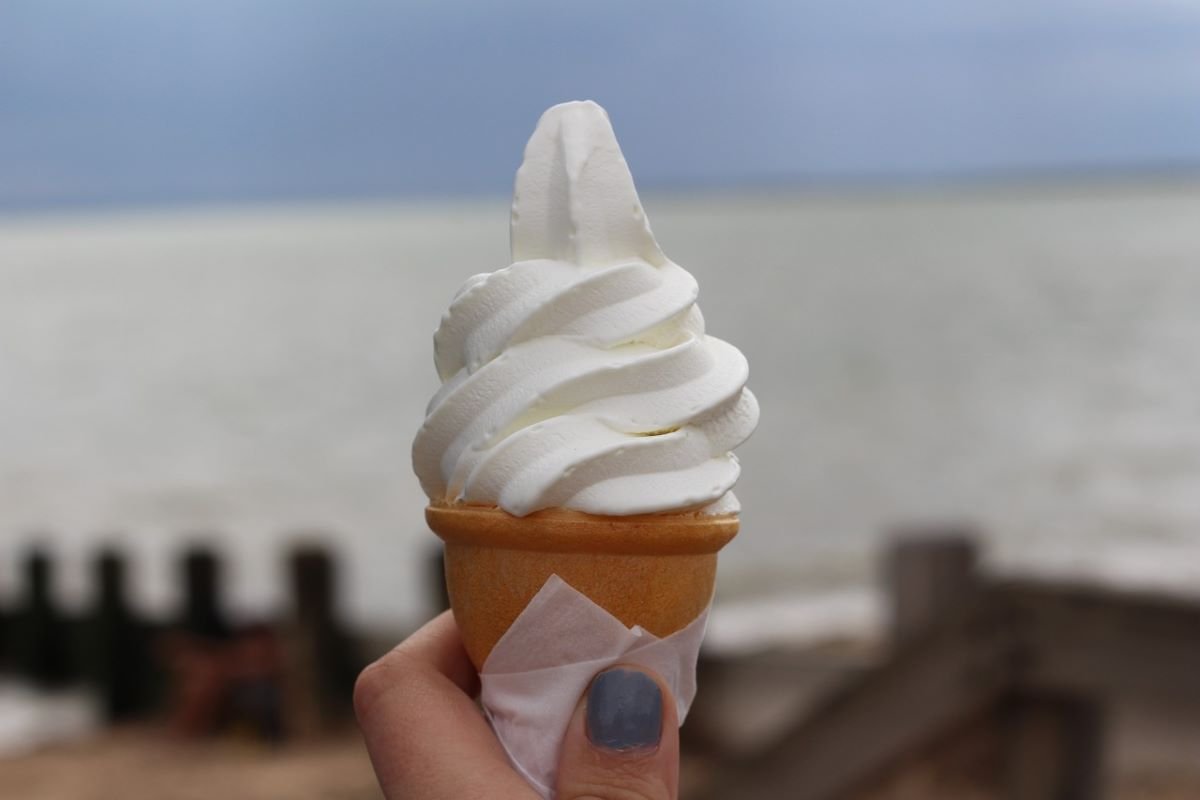 Мороженое рожок соленая карамель