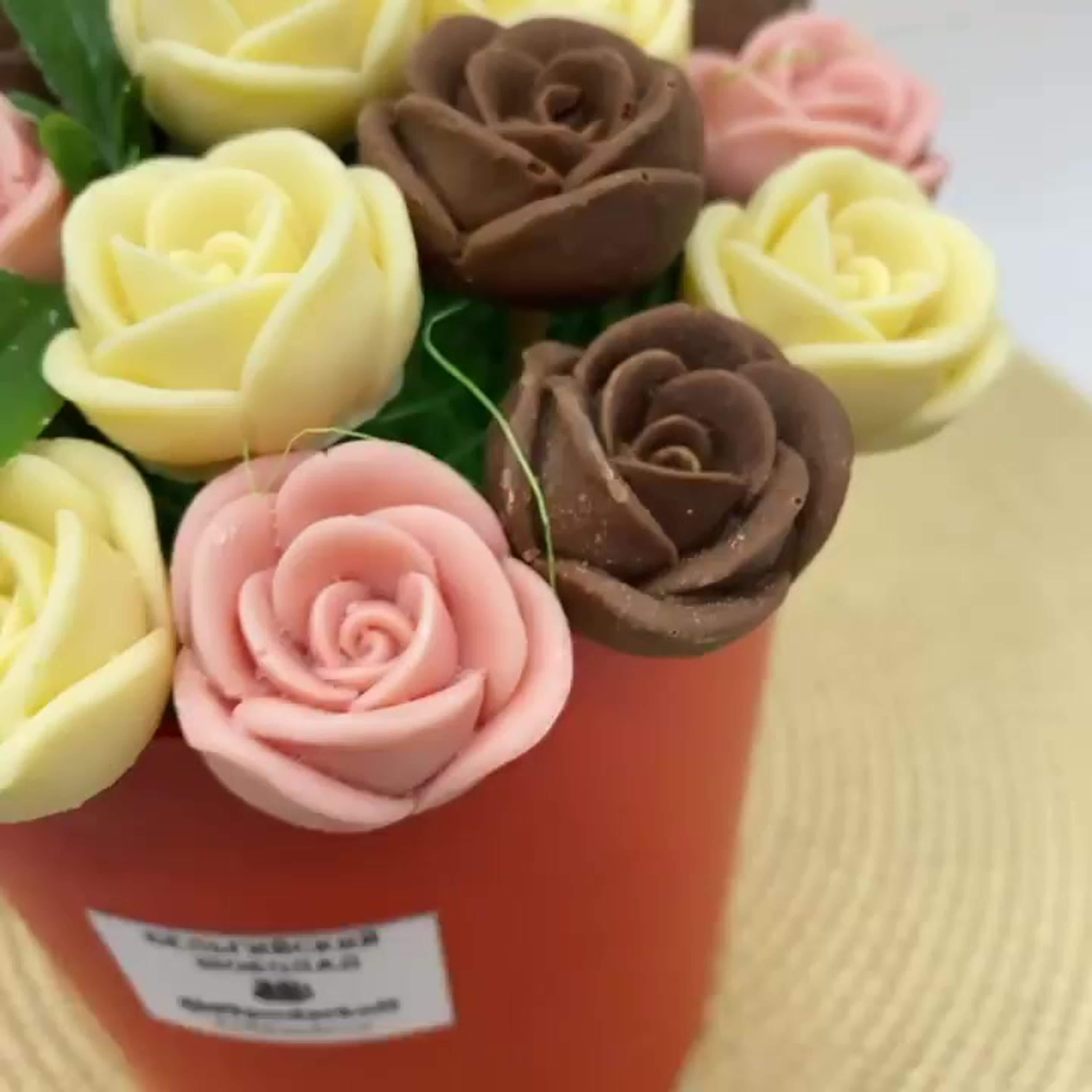 Розы из бельгийского шоколада. Цветы из пластичного шоколада. Шоколадные розы в коробке. Розы из пластичного шоколада. Шоколадные розочки в коробочке.