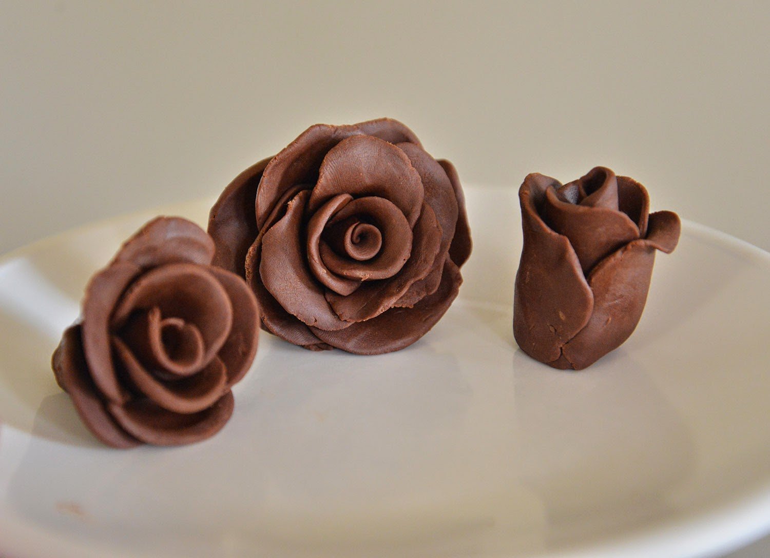 Розочки из шоколада. Шоколадные розы. Шоколадные розочки. Шоколадные розы букет.